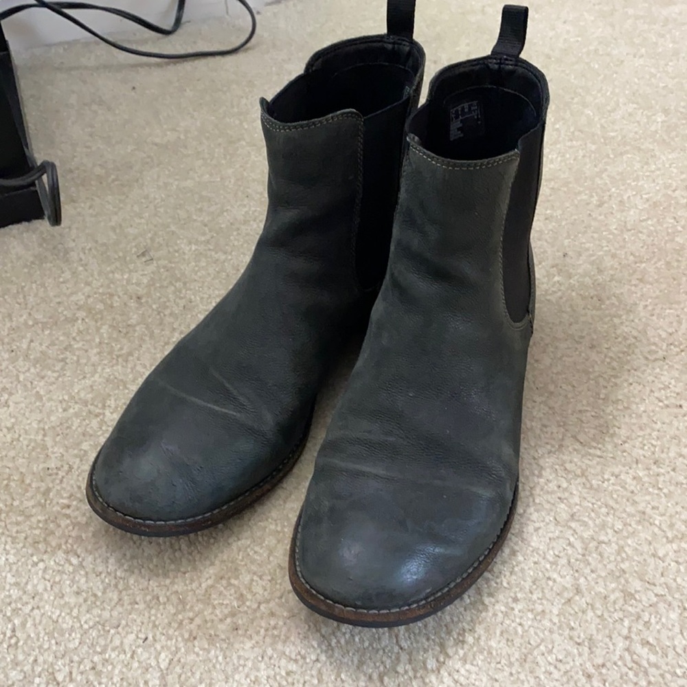 Black Chelsea boots
